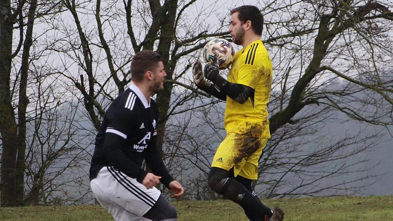 Manuel Hein (rechts) im Tor des FC Strahlungen hatte im Spitzenspiel beim FC Rottershausen (links Julian Göller) alles im Griff.