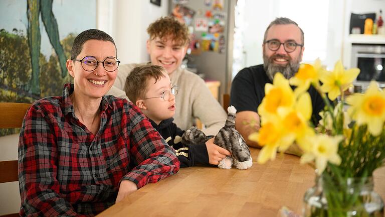 Willi mit seinen Eltern Nadja und Stefan und seinem Bruder Oskar am Esstisch der Familie Schleibinger in der Würzburger Zellerau.