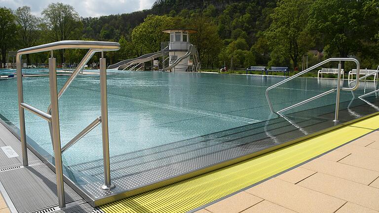 Die Wassertemperatur im Freibad Karlstadt wird dank Heizung konstant auf 26 bis 27 Grad Celsius gehalten. Die Wassertemperatur im Freibad Karlstadt wird dank Heizung konstant auf 26 bis 27 Grad Celsius gehalten.