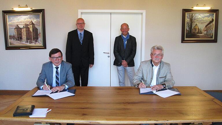 Bürgermeister Armin Warmuth und sein Amtskollege Peter Hart (v. l., sitzend) sowie Standesbeamter Dieter Densch und Bürgermeister Karlheinz Kickuth (v. l., stehend) unterzeichneten den Vertrag zur Übernahme der standesamtlichen Aufgaben der VG Elfershausen-Fuchsstadt durch die Stadt Hammelburg. Foto: Winfried Ehling - Bürgermeister Armin Warmuth und sein Amtskollege Peter Hart (v. l., sitzend) sowie Standesbeamter Dieter Densch und Bürgermeister Karlheinz Kickuth (v. l., stehend) unterzeichneten den Vertrag zur Übernahme der standesamtlichen Aufgaben der VG Elfershausen-Fuchsstadt durch die Stadt Hammelburg. Foto: Winfried Ehling Bürgermeister Armin Warmuth und sein Amtskollege Peter Hart (v. l., sitzend) sowie Standesbeamter Dieter Densch und Bürgermeister Karlheinz Kickuth (v. l., stehend) unterzeichneten den Vertrag zur Übernahme der standesamtlichen Aufgaben der VG Elfershausen-Fuchsstadt durch die Stadt Hammelburg. Foto: Winfried Ehling - Bürgermeister Armin Warmuth und sein Amtskollege Peter Hart (v. l., sitzend) sowie Standesbeamter Dieter Densch und Bürgermeister Karlheinz Kickuth (v. l., stehend) unterzeichneten den Vertrag zur Übernahme der standesamtlichen Aufgaben der VG Elfershausen-Fuchsstadt durch die Stadt Hammelburg. Foto: Winfried Ehling