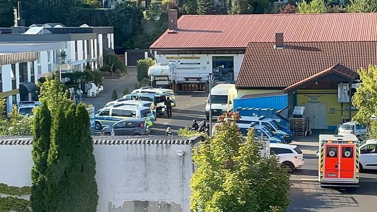 Häusliche Gewalt im Würzburger Stadtteil Lengfeld hat einen großen Polizeieinsatz ausgelöst. Häusliche Gewalt im Würzburger Stadtteil Lengfeld hat einen großen Polizeieinsatz ausgelöst.