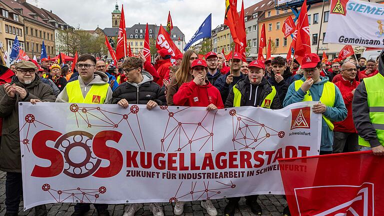 Am 18. April versammelten sich über 5000 Beschäftigte aus der Großindustrie zu einer Kundgebung der IG Metall auf dem Marktplatz in Schweinfurt.