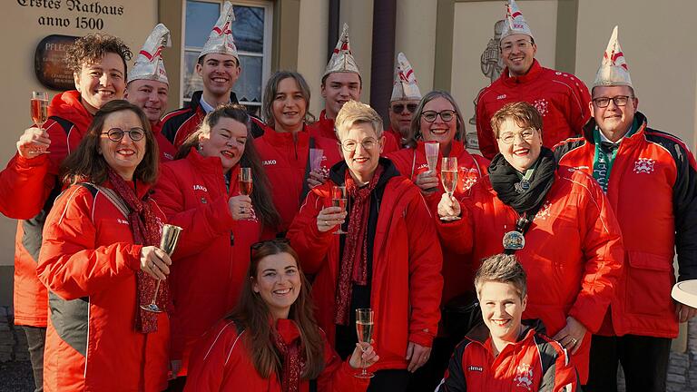 Ein starkes närrisches Team: Die Damen und Herren des Elferrates der RKK kurz vor dem Rathaussturm. Ein starkes närrisches Team: Die Damen und Herren des Elferrates der RKK kurz vor dem Rathaussturm.