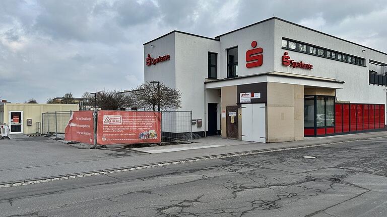 Noch ist der Eingangsbereich der Sparkasse teils mit Holz abgesichert. Am Montag, 24. März öffnen sich wieder die Türen Noch ist der Eingangsbereich der Sparkasse teils mit Holz abgesichert. Am Montag, 24. März öffnen sich wieder die Türen