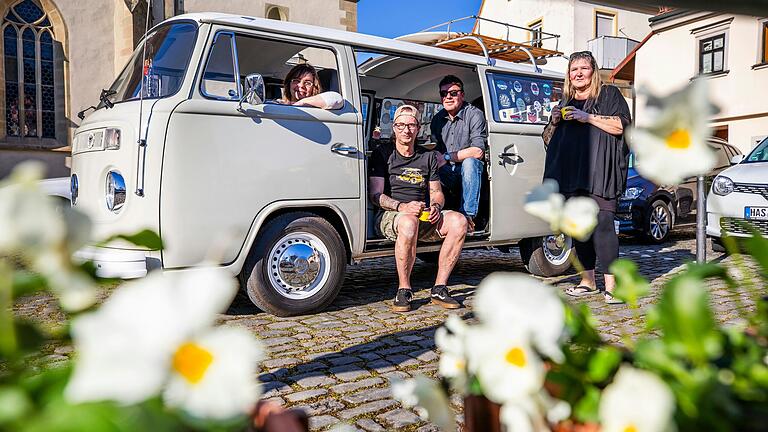 Oldtimerfreunde treffen sich am Haßfurter Marktplatz zum Eisessen. Oldtimerfreunde treffen sich am Haßfurter Marktplatz zum Eisessen.