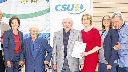Am längsten dabei:  Zusammen mit dem ehemaligen Staatsminister Thomas Goppel (rechts) gratulierten Kreisvorsitzende Anja Weisgerber (Fünfte von links) und ihre Stellvertreterinnen Christine Bender (Zweite von links) und Barbara Göpfert den treuesten Mitgliedern (von links): Ludwig Paul, Alois Treutlein und Karl Dazer.