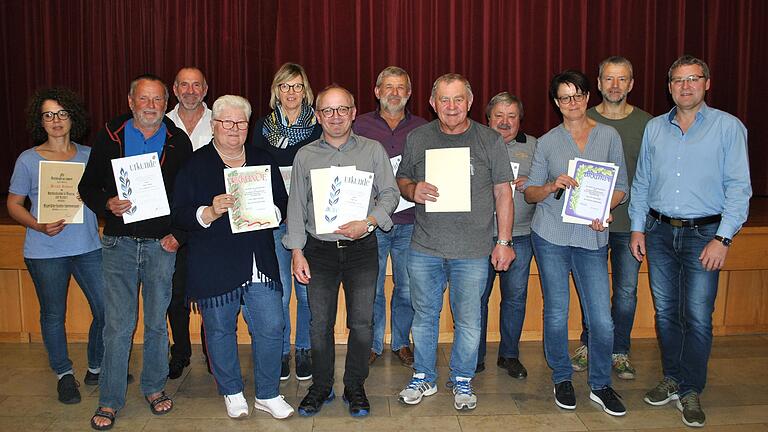 Zahlreiche Ehrungen gab es während der Jahresversammlung des TSV Irmelshausen: Über die Auszeichnungen freuen sich (vorn, von links) Heinz Naber, Christa Mauer, Ralf Fritz, Rolf Hofmann, Ute Lenz-Other, Peter Bauer, (dahinter, von links) Alexandra Röhner, Heinz Mauer, Claudia Filbry, Günter Wacker, Günter Schubert und Bernd Röhner. Zahlreiche Ehrungen gab es während der Jahresversammlung des TSV Irmelshausen: Über die Auszeichnungen freuen sich (vorn, von links) Heinz Naber, Christa Mauer, Ralf Fritz, Rolf Hofmann, Ute Lenz-Other, Peter Bauer, (dahinter, von links) Alexandra Röhner, Heinz Mauer, Claudia Filbry, Günter Wacker, Günter Schubert und Bernd Röhner.