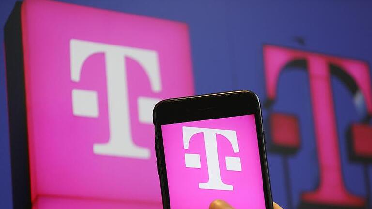 Das Logo der Deutschen Telekom ist auf dem Bildschirm eines iPhones zu sehen. Foto: Oliver Berg/dpa       -  Die Telekom hat aktuell eine große Störung.