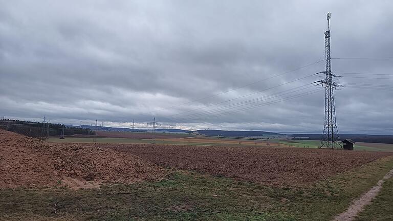 Diese Mobilfunkstation an der Spitze eines Mastes mit Hochspannungsleitungen auf der Anhöhe Sperbühl bei Wiesenfeld ist ausgefallen, weil ihre Stromversorgung unterbrochen wurde.