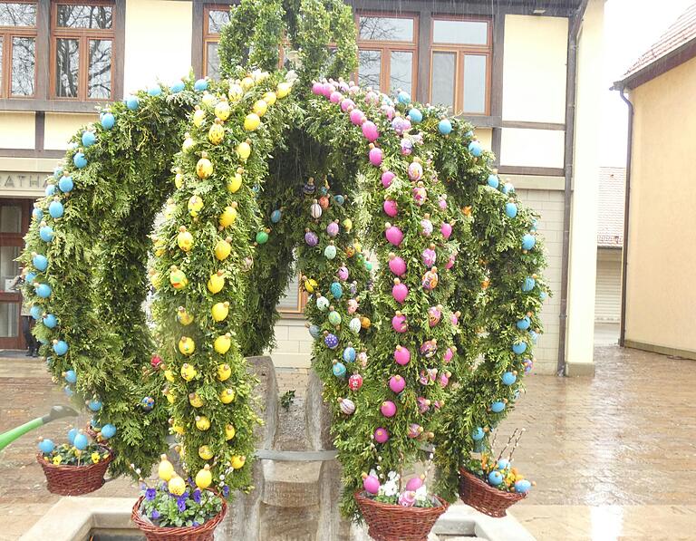 Die Osterkrone war noch nicht ganz fertig, als ein Platzregen alles wässerte, das frische Grün, die handbemalten Eier und die fleißigen Frauen.