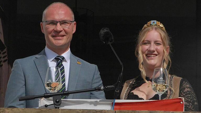 Bürgermeister Dieter Lenzer und Weinprinzessin Susanna Lenzer bei der Eröffnung der Kirchweih auf dem Iphöfer Rathausbalkon.