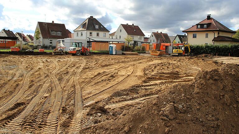 Auf diesem Grundstück zwischen der Rimbacher Straße, der Ringstraße und der Eichfelder Straße in Volkach entsteht eine Mehrfamilienwohnanlage mit 32 Eigentumswohnungen.