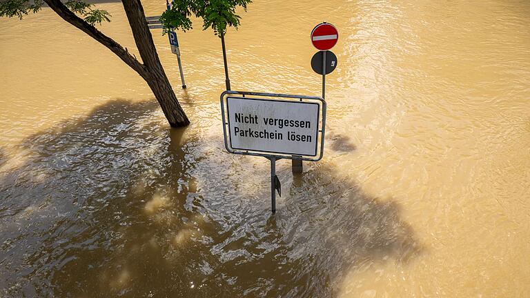 Hochwasserlage in Bayern - Passau       -  Nach heftigen Regenfällen sind im Juni Straßen in Passau überflutet (Archivbild)