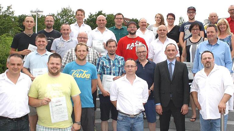 Bei der Zehn-Jahres-Feier ehrten die Vorstandsmitglieder Jens Amarell (vorne, Dritter von rechts) und Holger Endreß (vorne links) anwesende Jubilare. Mit im Bild auch dritter Bürgermeister Stephan Schneider (vorne, Zweiter von rechts). Bei der Zehn-Jahres-Feier ehrten die Vorstandsmitglieder Jens Amarell (vorne, Dritter von rechts) und Holger Endreß (vorne links) anwesende Jubilare. Mit im Bild auch dritter Bürgermeister Stephan Schneider (vorne, Zweiter von rechts).