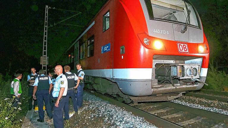 Schwerverletzte bei Attacke in Zug bei Würzburg       -  In diesem Regionalzug und im Würzburger Stadteil Heidingsfeld hat ein Amokläufer seine brutalen Bluttaten begangen.