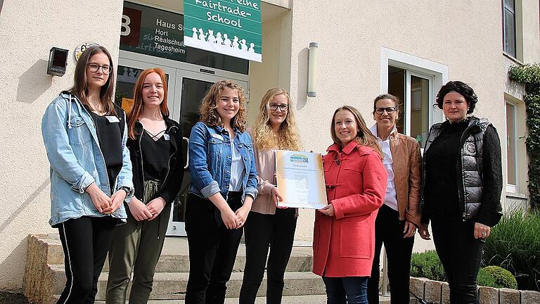 Die Mädchenrealschule Volkach ist Fairtrade-School: Shiloe Mokay-Rinke, die Eine-Welt-Promotorin für Unterfranken (Dritte von rechts) überreichte die Urkunde an (von links) die Schülerinnen Felizitas Fehlau, Anna Hubner, Hannah Klüpfel und Babett Endres sowie die Projektleiterinnen Kerstin Petz und Klara Adams.