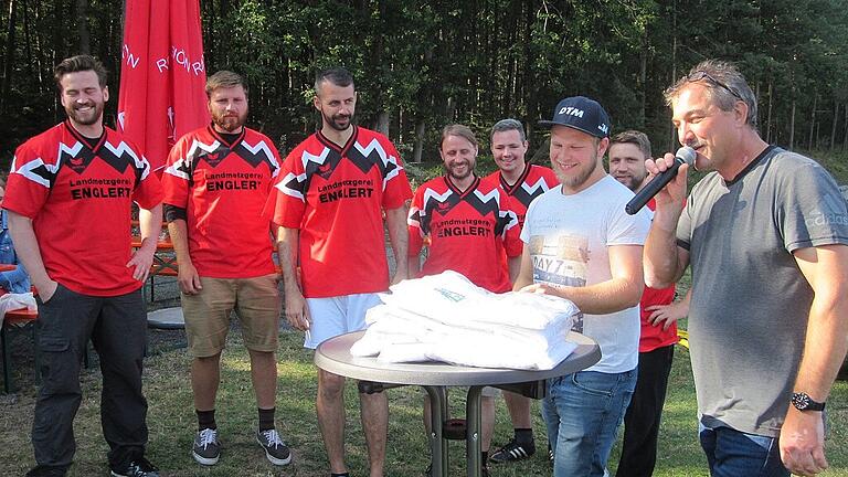 Der Sieger des Menschenkicker-Turniers, das Team des SV Reyersbach, bekam vom SV-Vorsitzenden Jürgen Eckert (rechts) und Organisator Christopher Then die Preise überreicht.