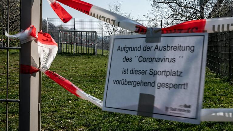 Ein Sportplatz ist bei Sonnenschein und milden Temperaturen wegen der Ausbreitung des Coronavirus vorübergehend gesperrt. Was macht der Lockdown mit den Vereinen?