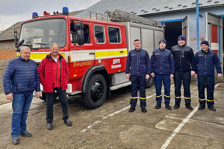 Das Löschfahrzeug aus der Grabfeldgemeinde Großeibstadt ist aus dem Fahrzeugpark der Feuerwehr Visk nicht mehr weg zu denken. Bürgermeister Jaroszlav Hajovics und Klaus Höhn mit der Mannschaft vor dem Gerätehaus im ukrainischen Visk.