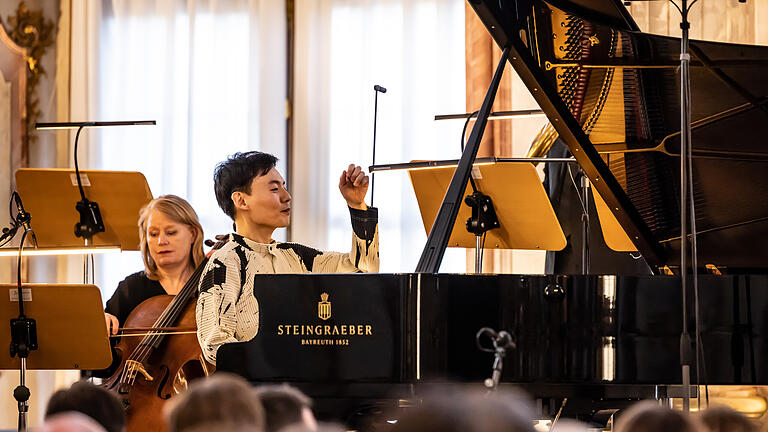 William Youn mit dem Münchner Kammerorchester auf der Kaisersaal-Bühne.