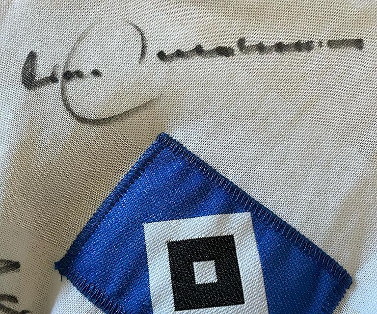 Die Unterschrift des 'Kaisers' Franz Beckenbauer auf dem HSV-Trikot von Horst Hasenkopf aus Dingolshausen. Die Unterschrift des 'Kaisers' Franz Beckenbauer auf dem HSV-Trikot von Horst Hasenkopf aus Dingolshausen.
