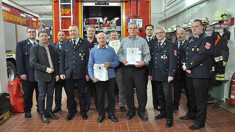 Die Geehrten der Stadtlauringer Feuerwehr (von links): James Baker, Bürgermeister Friedel Heckenlauer, Markus Stapf, Alfons Keck, Karl-Heinz Schlößinger, Hugo Kaufmann, Bernhard Koch, Alfred Schodorf, Kreisbrandinspektor Johannes Grebner, Winfried Krappweis sowie dem Vorsitzenden der Feuerwehr Stadtlauringen Thomas Seufert und Kommandant Heiko Saum.