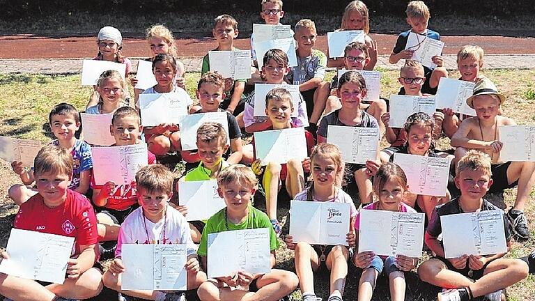 Stolz präsentieren die sportlichen Schülerinnen und Schüler der Grundschule ihre Ehrenurkunden.