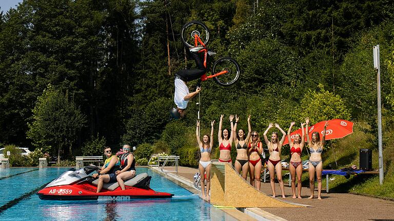 Luis Freitag beim Rückwärtssalto mit dem Trail-Fahrrad im Frammersbacher Freibad. Der Jubel der Zuschauerinnen ist ihm gewiss.