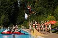 Luis Freitag beim Rückwärtssalto mit dem Trail-Fahrrad im Frammersbacher Freibad. Der Jubel der Zuschauerinnen ist ihm gewiss.