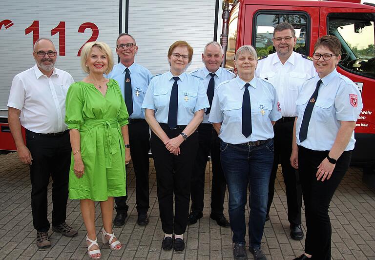 Staatliche Ehrungen bei der Feuerwehr Gerlachshausen (von links): Schwarzachs Bürgermeister Volker Schmitt Landrätin Tamara Bischof, Edwin Hillenbrand, Gerlinde Hornung, Brigitte Hornung, Klaus Schömig (alle 40 Jahre), Kreisbrandrat Dirk Albrecht und Kommandantin Annette Hillenbrand. Staatliche Ehrungen bei der Feuerwehr Gerlachshausen (von links): Schwarzachs Bürgermeister Volker Schmitt Landrätin Tamara Bischof, Edwin Hillenbrand, Gerlinde Hornung, Brigitte Hornung, Klaus Schömig (alle 40 Jahre), Kreisbrandrat Dirk Albrecht und Kommandantin Annette Hillenbrand.