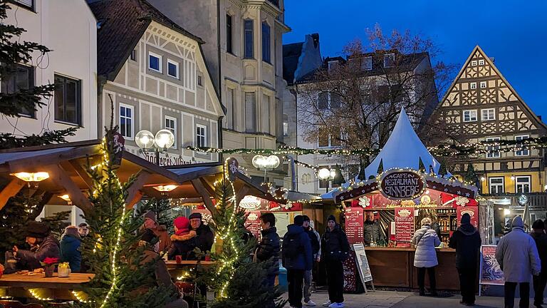 Auf dem Marktplatz locken Glühwein, Bratwurst und einiges mehr. - Auf dem Marktplatz locken Glühwein, Bratwurst und einiges mehr. Auf dem Marktplatz locken Glühwein, Bratwurst und einiges mehr. - Auf dem Marktplatz locken Glühwein, Bratwurst und einiges mehr.