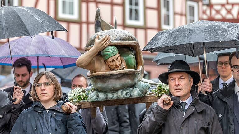 Jona im Bauch des Wals steht symbolisch für die Auferstehung.