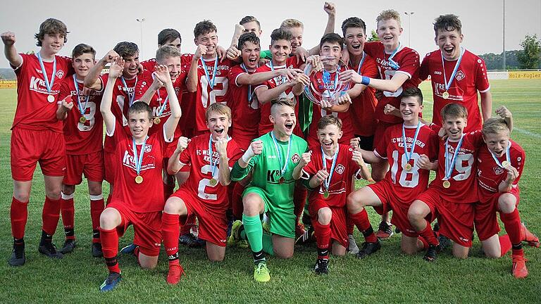 Die U 15 der Kickers kürt sich zum bayerischen Meister       -  Die U 15 der Würzburger Kickers wird in der kommenden Saison in der Regionalliga Bayern spielen, der höchsten Liga ihrer Altersklasse. Nach der souveränen Meisterschaft in der Bayernliga Nord besiegten die Schützlinge von Hans-Jürgen Heidenreich im Entscheidungsspiel um den bayerischen Titel am Dienstagabend den ASV Neumarkt (Meister der Südstaffel) klar mit 6:1 (2:1). Allerdings brachte erst ein Freistoßtor Aaron Zehnters Mitte der ersten Hälfte die Rothosen auf Tour, nachdem sie nach einigen Anlaufschwierigkeiten früh in Rückstand geraten waren. Doch Felix Schmitt drehte die Partie vor rund 200 Zuschauern in Lonnerstadt (Mittelfranken) noch vor der Pause. Die ASV-Kicker wehrten sich zwar nach Kräften, hatten den Würzburgern in Hälfte zwei aber nichts entgegenzusetzen. Dennis Deppner, Aaron Zehnter per Doppelpack und Fabian Wagner sorgten für ein deutliches Ergebnis. Mit der Meisterschale in der Hand feierten (hinten von links) Felix Schmitt, Hannes Heß, Dennis Deppner, Michael Salzmann, Luca Hirschmann, Aaron Zehnter, Vlad Ursu, Linus Eiselein, Behzad Janati, Leon Walch, Samuel Röthlein, Nils Kuß, Fabian Wagner, Jannis Löhlein (vorne von links) Egor Zelenskiy, Nils Tioka, Moritz Ziegler, Luis Hemm, Moritz Gehring, Cornelius Hock und Vincent Fürst.