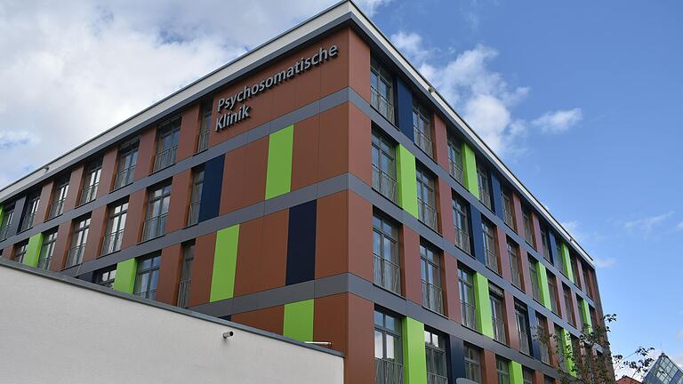 So sieht die neue Abteilung Rehabilitation der Psychosomatischen Klinik des Rhön-Klinikum Campus im Bad Neustädter Kurviertel von Außen aus. So sieht die neue Abteilung Rehabilitation der Psychosomatischen Klinik des Rhön-Klinikum Campus im Bad Neustädter Kurviertel von Außen aus. 
