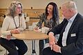 Die Rhöner Hoteliers, Direktor Ben Baars (rechts), Rhön Park Aktiv Resort, und Sonja Karlein (links), Inhaberin des Hotels Sonnentau in Fladungen, sitzen an einem Tisch, wenn es darum geht, die Sprachkenntnisse ihrer ausländischen Mitarbeiterinnen und Mitarbeiter zu optimieren.