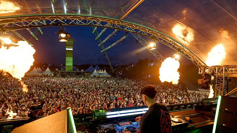 Technofestival Nature One - DJ Bennet legt beim Technofestival Nature One auf. Technofestival Nature One - DJ Bennet legt beim Technofestival Nature One auf.