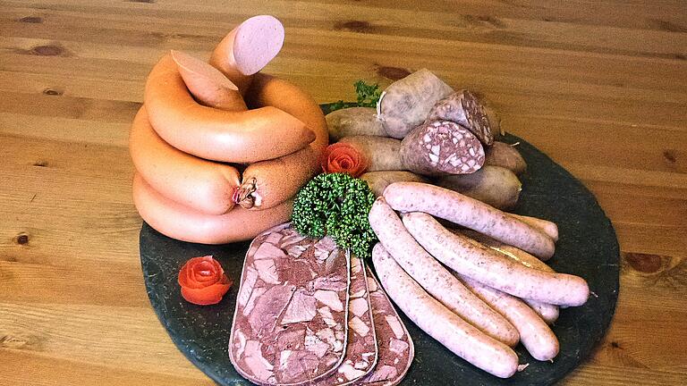 Ja, manchmal geht es um die Wurst. Gerade, wenn der Rhönkauz wieder einmal ins Grabfeld fliegt. Ja, manchmal geht es um die Wurst. Gerade, wenn der Rhönkauz wieder einmal ins Grabfeld fliegt.
