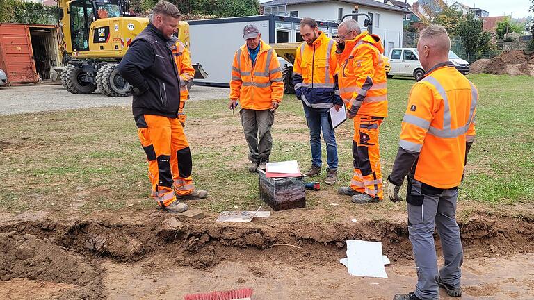 Bauarbeiter haben bei den vorbereitenden Maßnahmen zum Bau des Garitzer Kreisels eine Kupferkiste gefunden und geöffnet.       -  Bauarbeiter haben bei den vorbereitenden Maßnahmen zum Bau des Garitzer Kreisels eine Kupferkiste gefunden und geöffnet.