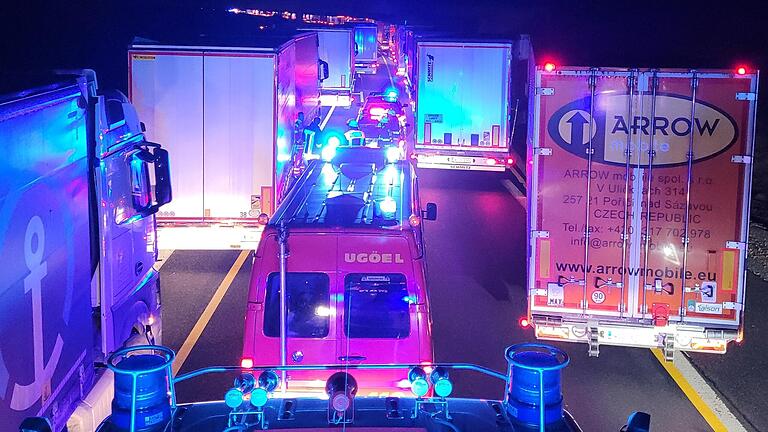 Auf schlecht bis gar nicht gebildete Rettungsgassen traf die Feuerwehr auch Anfang dieses Jahres wieder. Bei einem Einsatz auf der Autobahn steckte die Kitzinger Feuerwehr fast 20 Minuten fest. Auf schlecht bis gar nicht gebildete Rettungsgassen traf die Feuerwehr auch Anfang dieses Jahres wieder. Bei einem Einsatz auf der Autobahn steckte die Kitzinger Feuerwehr fast 20 Minuten fest.