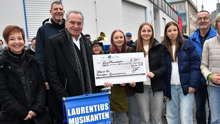 Bei der Scheckübergabe: (v.l.) Lehrerin Heike Glückert, kommissarischer Einrichtungsleiter Andreas Schick, CSU-Bundestagsabgeordneter&nbsp; Paul Lehrieder und die Schülerinnen Amelie Tretter, Lisa Reuther und Zina Gramlich sowie Bernhard Christof und Ursula Karl vom Förderverein Wärmestube.