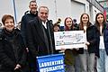 Bei der Scheckübergabe: (v.l.) Lehrerin Heike Glückert, kommissarischer Einrichtungsleiter Andreas Schick, CSU-Bundestagsabgeordneter&nbsp; Paul Lehrieder und die Schülerinnen Amelie Tretter, Lisa Reuther und Zina Gramlich sowie Bernhard Christof und Ursula Karl vom Förderverein Wärmestube.