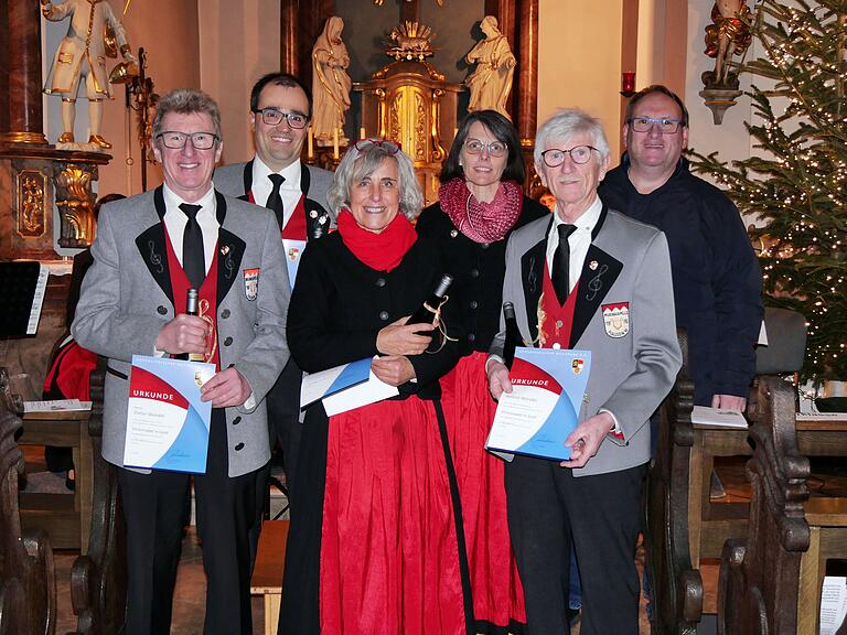Ehrungen für langjähriges aktives Musizieren: (vorne v.li.) Dieter Wendel, Monika Wendel und Roland Wendel sind seit 50 Jahre im Musikverein aktiv, (hinten v.li.) Philipp Stark ist seit 30 Jahren dabei, Stefanie Müller seit zehn. Geehrt wurden sie von Kreisdirigent Wolfgang Dehn vom Nordbayerischen Musikbund. Ehrungen für langjähriges aktives Musizieren: (vorne v.li.) Dieter Wendel, Monika Wendel und Roland Wendel sind seit 50 Jahre im Musikverein aktiv, (hinten v.li.) Philipp Stark ist seit 30 Jahren dabei, Stefanie Müller seit zehn. Geehrt wurden sie von Kreisdirigent Wolfgang Dehn vom Nordbayerischen Musikbund.