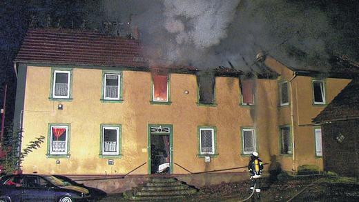Es brennt lichterloh: Flammen schlagen am Samstag gegen 4 Uhr aus dem Dachgeschoss und aus Fenstern des Mehrfamilienhauses in Hafenlohr. Es brennt lichterloh: Flammen schlagen am Samstag gegen 4 Uhr aus dem Dachgeschoss und aus Fenstern des Mehrfamilienhauses in Hafenlohr.