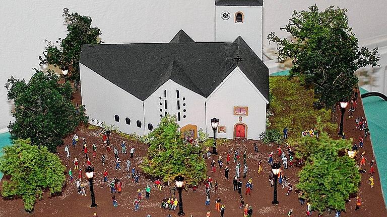 Zum 50-jährigen Bestehen der Auferstehungskirche 2007 gestalteten Hauptschüler aus Sennfeld dieses Modell der Kirche, das sehr gut die Verbindung zwischen alter Kirche (rechts) und dem neuen Erweiterungsbau zeigt.