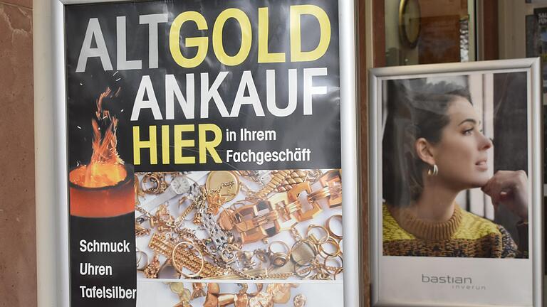 Uhren und Schmuck Meißner in Bad Neustadt wirbt mit einem Schild für seinen Altgold-Ankauf.