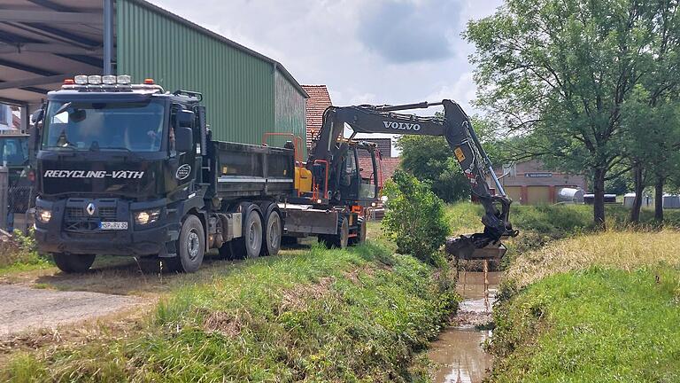 In Erlenbach wurde kurzfristig entschieden, den Bach an besonders kritischen Stellen von Schlamm und Grasbewuchs zu befreien, um das Wasser zukünftig abfließen zu lassen. In Erlenbach wurde kurzfristig entschieden, den Bach an besonders kritischen Stellen von Schlamm und Grasbewuchs zu befreien, um das Wasser zukünftig abfließen zu lassen.