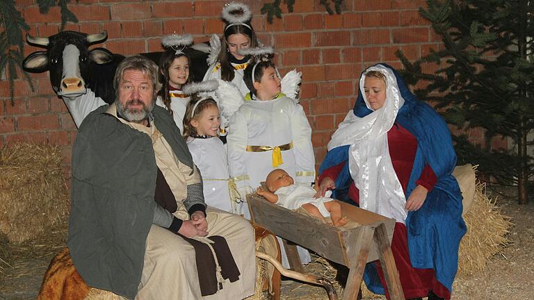 Die Geburt Jesu als Krippenspiel mit Maria, Josef und den Engeln, wie hier, gehörte wieder zu den Höhepunkten beim Weihnachtsmarkt in Abtswind.