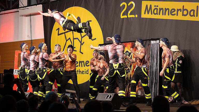 Männerballett-Turnier in der Steigerwaldhalle       -  Das Mainbernheimer Männerballett tritt auf. Rund 1500 Menschen besuchen am Samstag 15.03.25 das 22. Männerballett-Turnier in der Steigerwaldhalle in Wiesentheid (Lkr. Kitzingen).