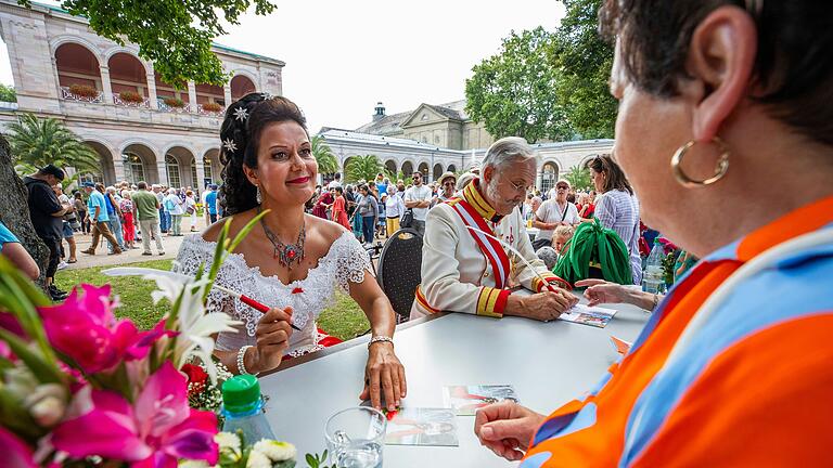 Bei der Autogrammstunde können Besucherinnen und Besucher des Rakoczy-Fests die historischen Persönlichkeiten besonders nah erleben. Bei der Autogrammstunde können Besucherinnen und Besucher des Rakoczy-Fests die historischen Persönlichkeiten besonders nah erleben. 