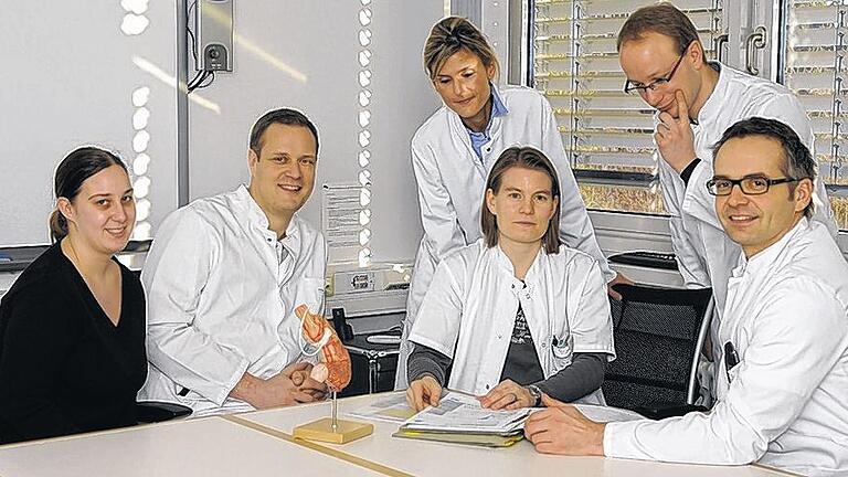 Ein Teil des interdisziplinären Team des Adipositaszentrums: Unser Bild zeigt (von links) Jenni Försch (Studienschwester), Dr. Christian Jurowich (Chirurgie), Dr. Wiebke Fenske (Endokrinologie, stehend), Dr. Gwendolyn Bender (Endokrinologie), Dr. Matthias Kroiß (Endokrinologie, stehend) und Privatdozent Dr. Andreas Thalheimer (Chirurgie).